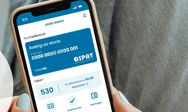 Celular con la app SiSalud abierta en la credencial digital